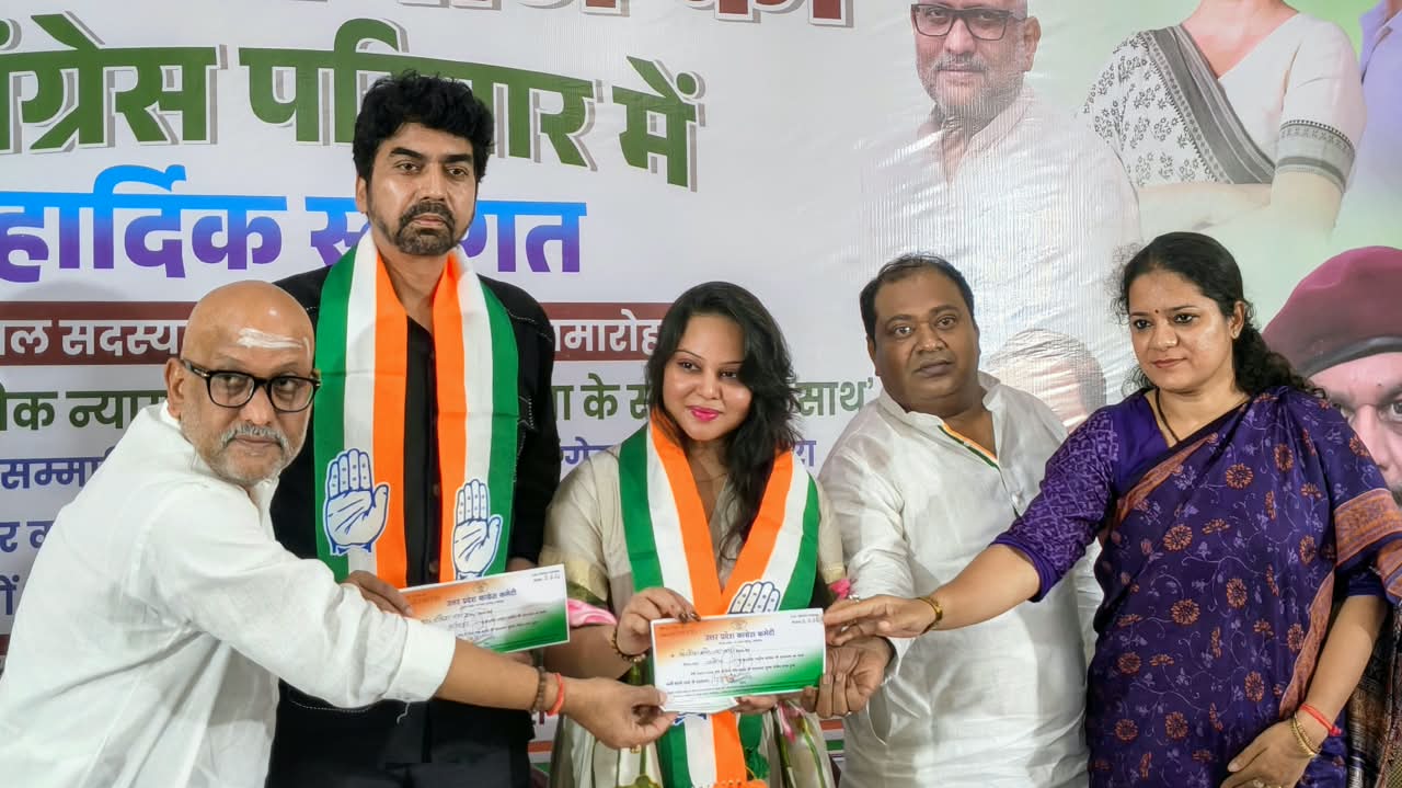 सदस्यता ग्रहण करवाते प्रदेश अध्यक्ष अजय राय 