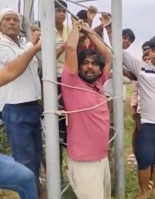 कर्मचारी को बंधक बनाए हुए ग्रामीण 